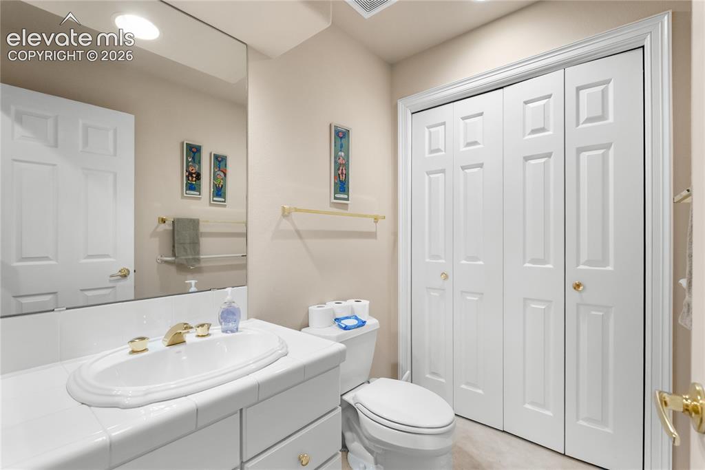 Image 16 of 50: Bathroom