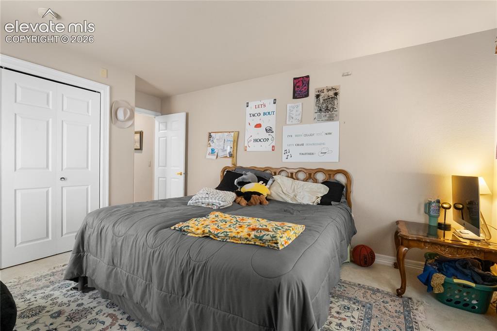 Image 18 of 50: Bedroom