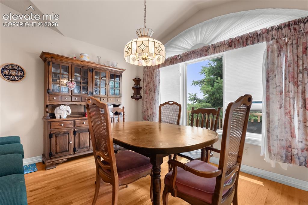Image 20 of 50: Dining Area