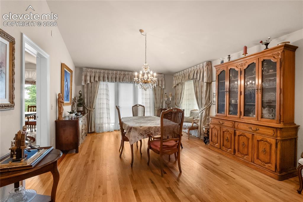 Image 8 of 50: Dining Area