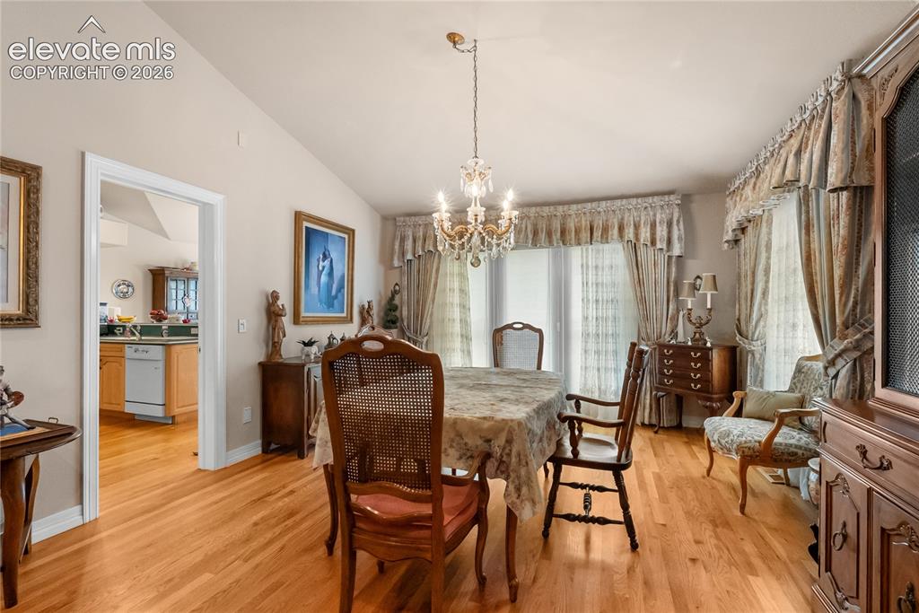 Image 9 of 50: Dining Area