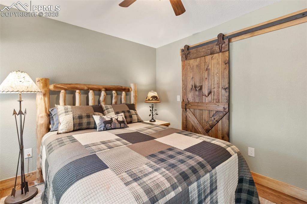 Image 16 of 50: Bedroom