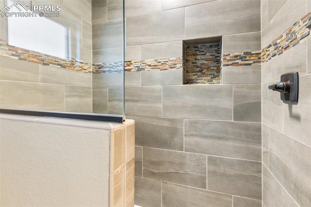 Image 17 of 50: Bathroom