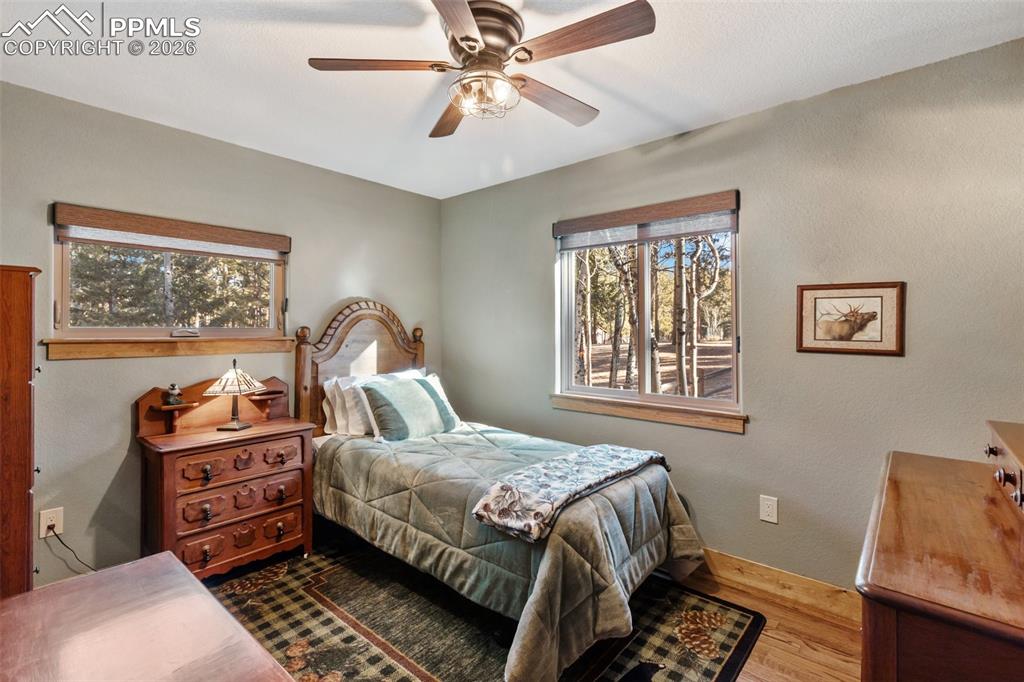 Image 19 of 50: Bedroom