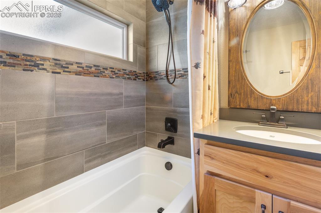 Image 22 of 50: Bathroom