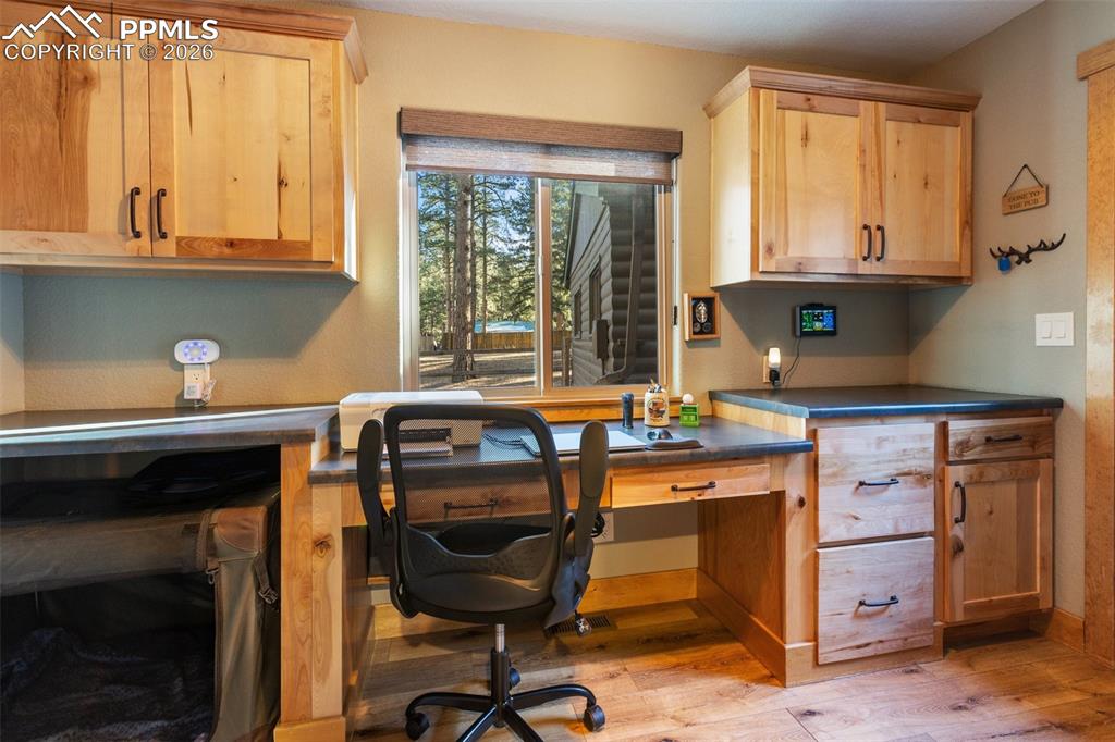 Image 23 of 50: Office