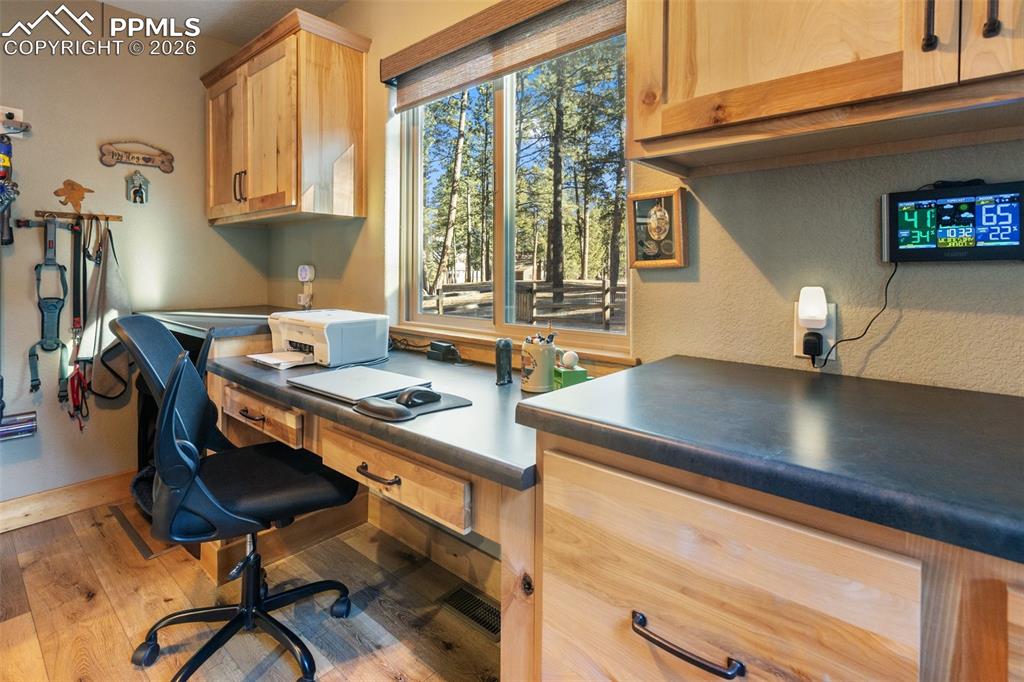 Image 24 of 50: Office