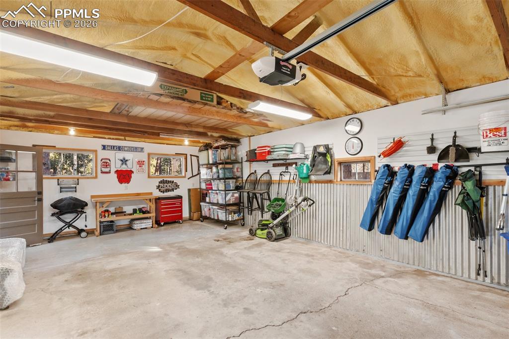 Image 28 of 50: Garage