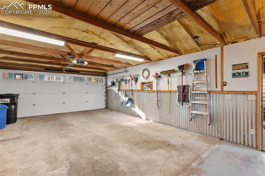 Image 29 of 50: Garage