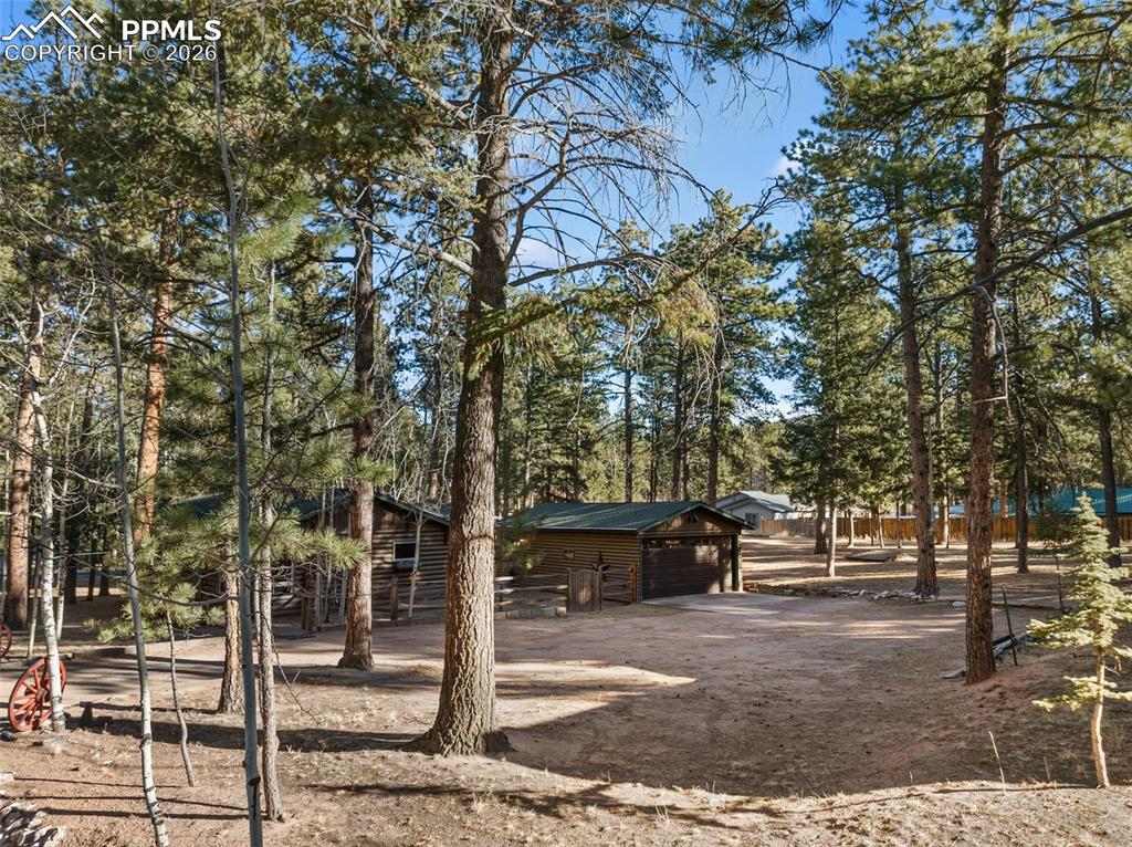 Image 34 of 50: Yard