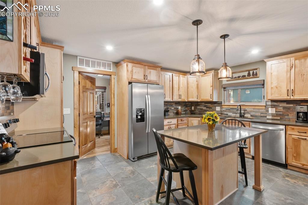 Image 8 of 50: Kitchen