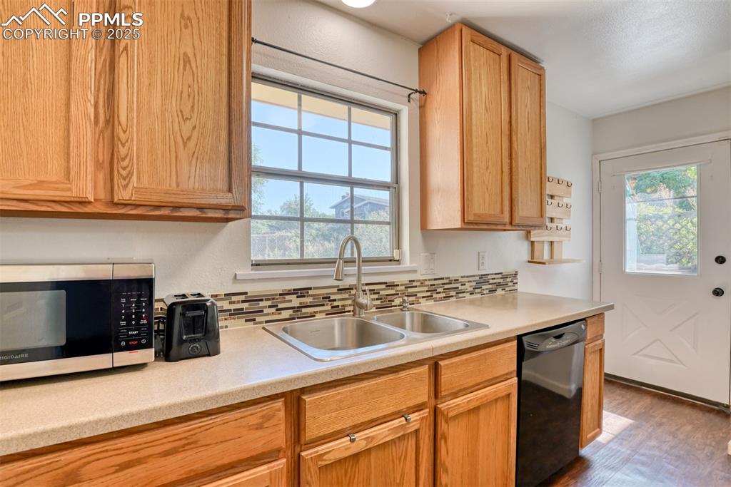 Image 17 of 38: Kitchen