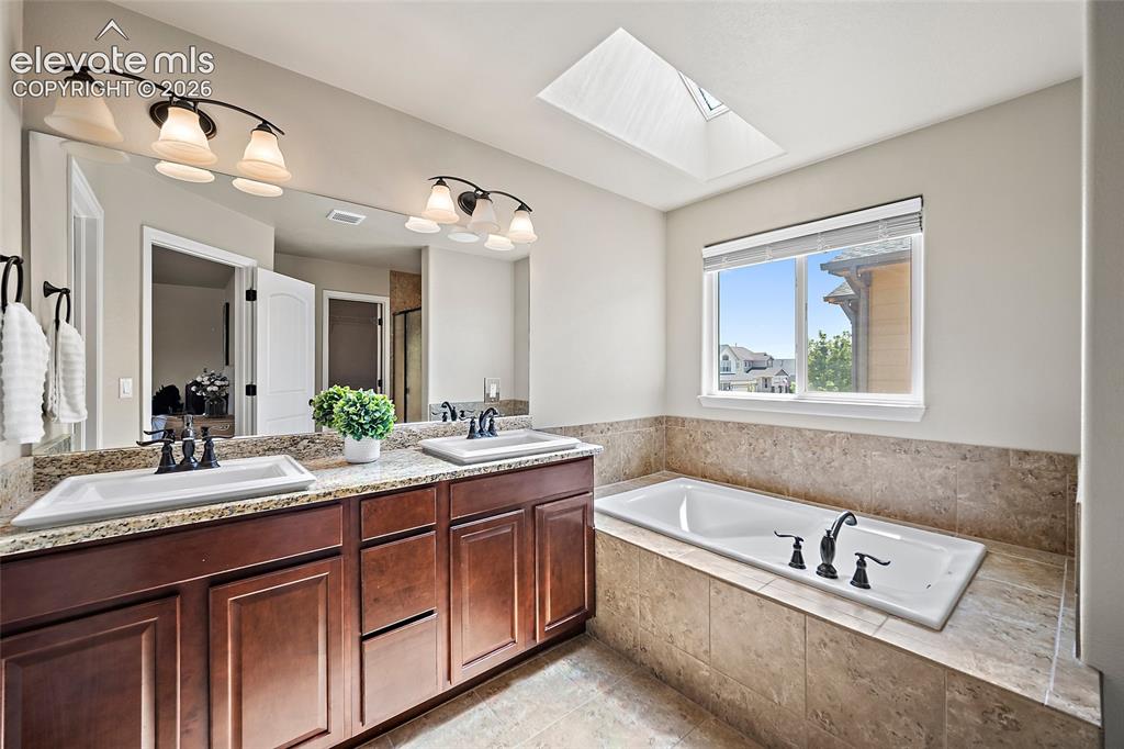 Image 19 of 46: Bathroom