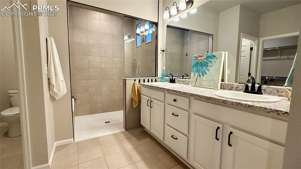 Image 20 of 41: dual vanities