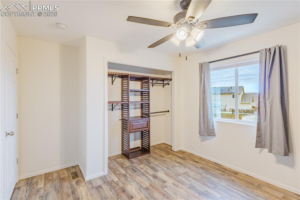 Image 19 of 27: Bedroom