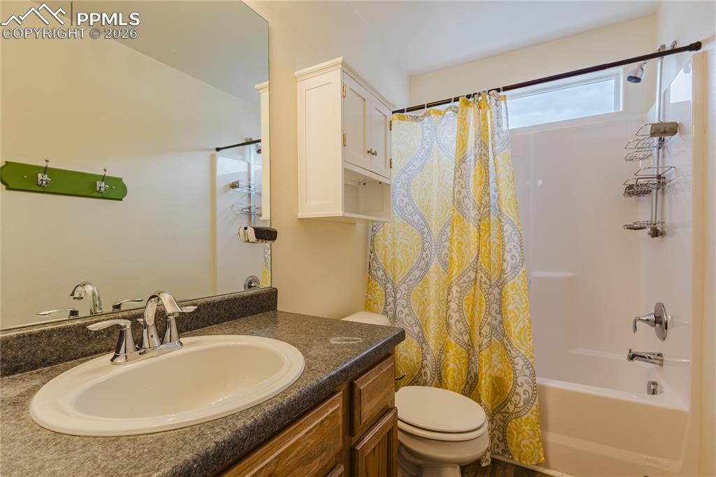 Image 21 of 27: Bathroom