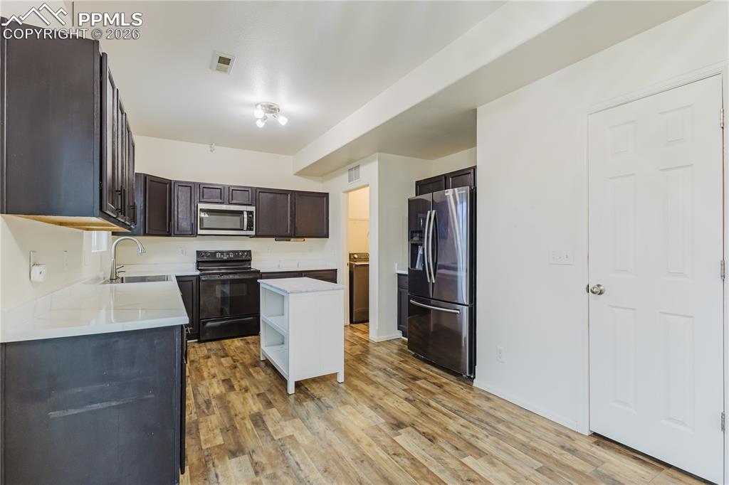 Image 7 of 27: Kitchen