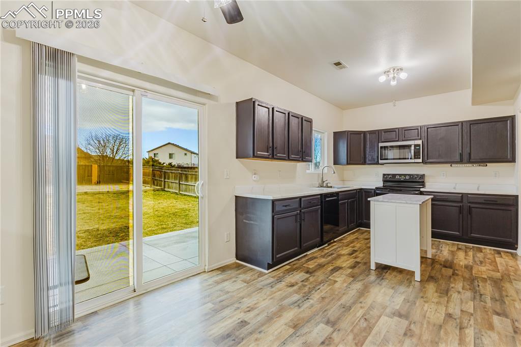 Image 8 of 27: Kitchen