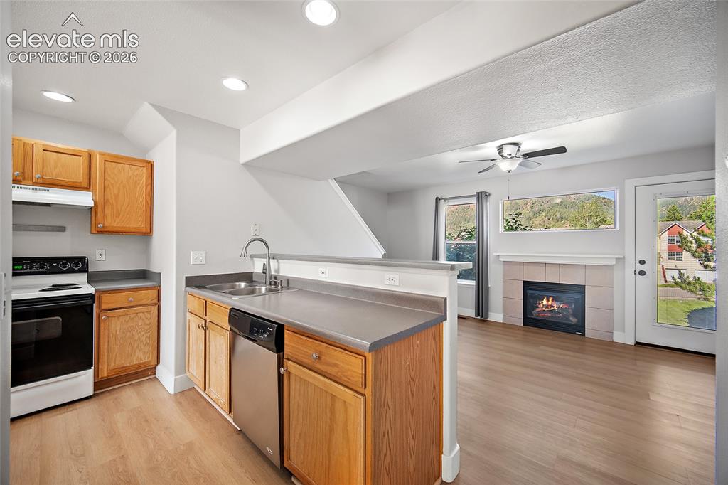 Image 5 of 28: Kitchen