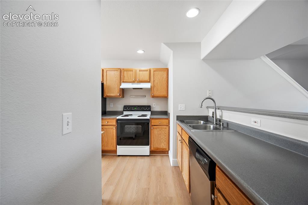 Image 6 of 28: Kitchen