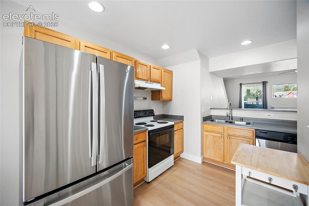 Image 7 of 28: Kitchen
