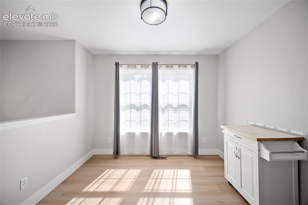 Image 8 of 28: Dining Room