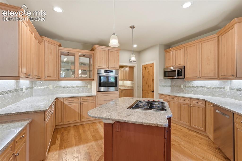 Image 12 of 50: Kitchen