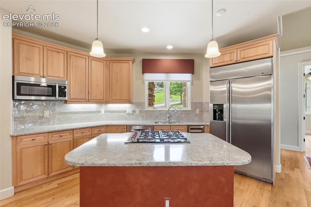 Image 13 of 50: Kitchen