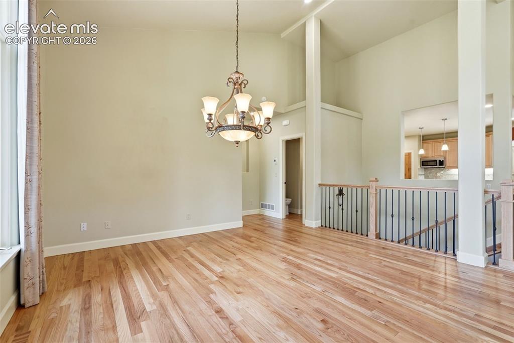 Image 9 of 50: Dining Area