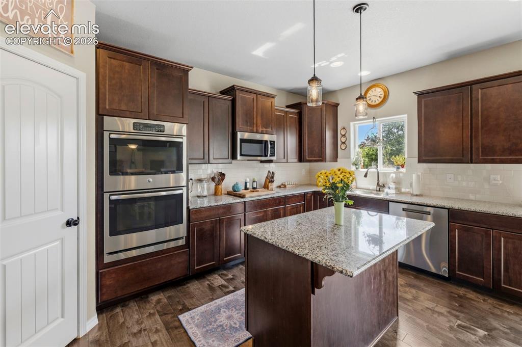 Image 10 of 50: Kitchen