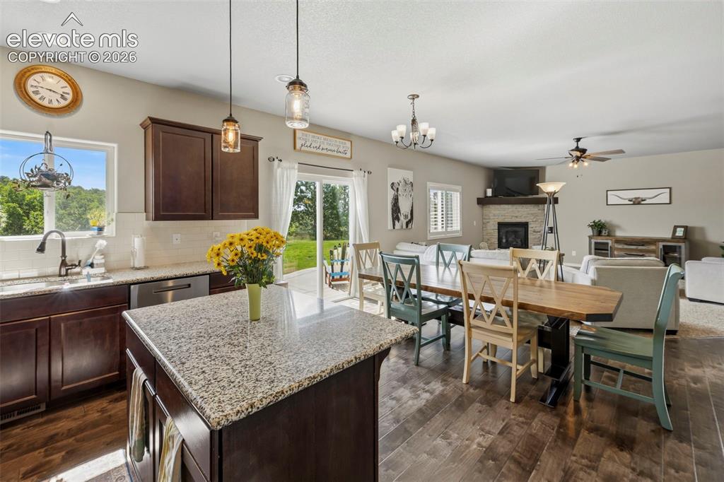 Image 11 of 50: Kitchen
