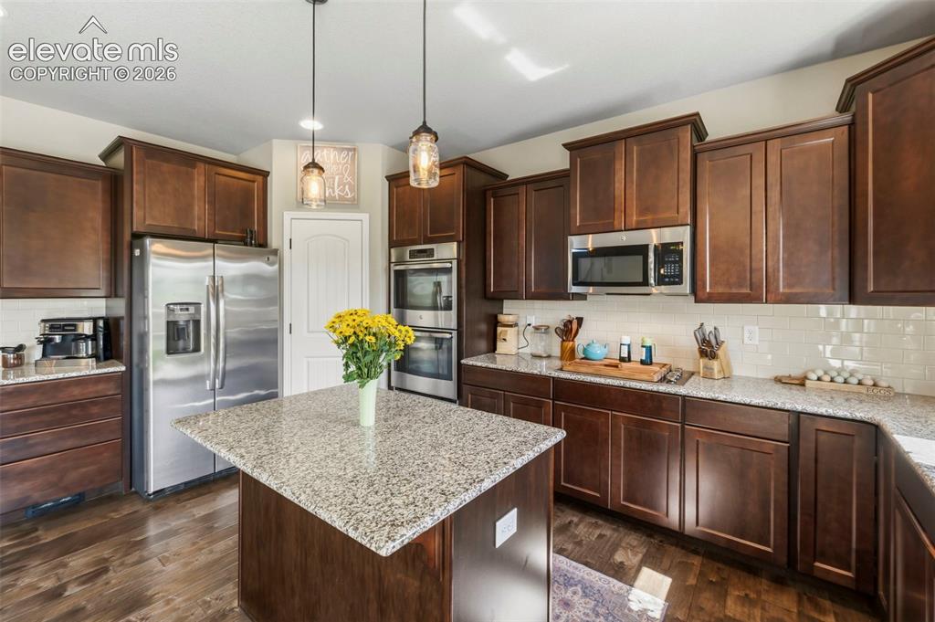 Image 12 of 50: Kitchen