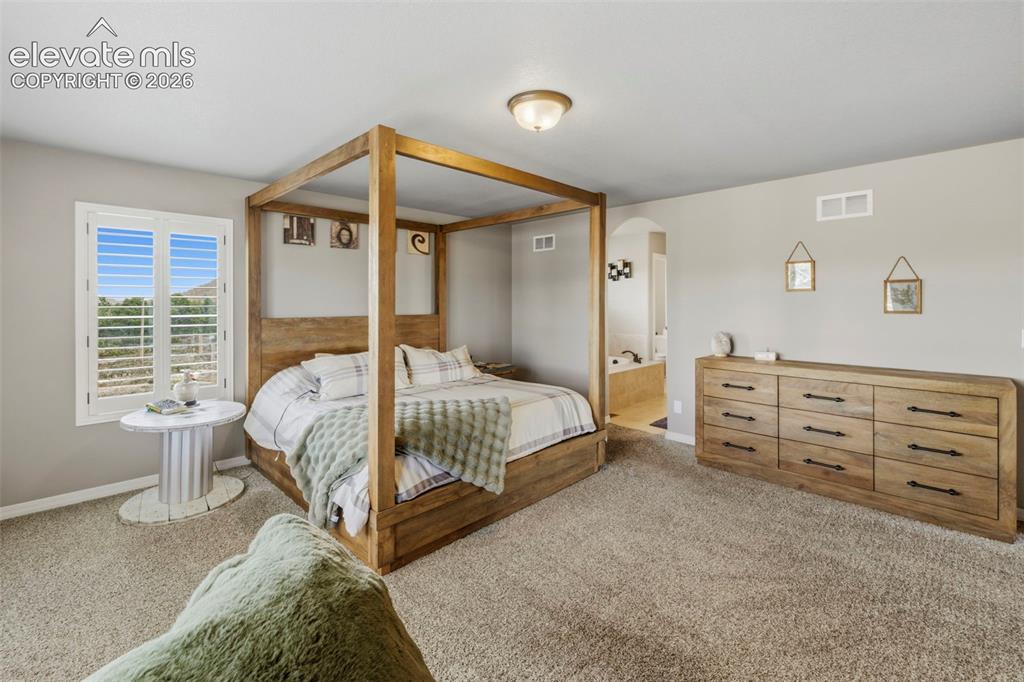 Image 18 of 50: Bedroom