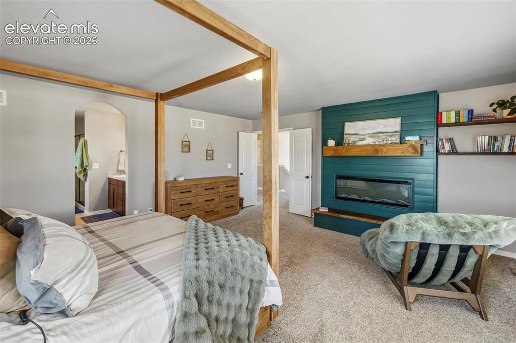 Image 19 of 50: Bedroom