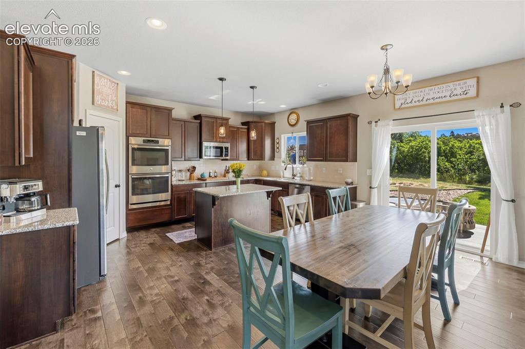 Image 9 of 50: Dining Area