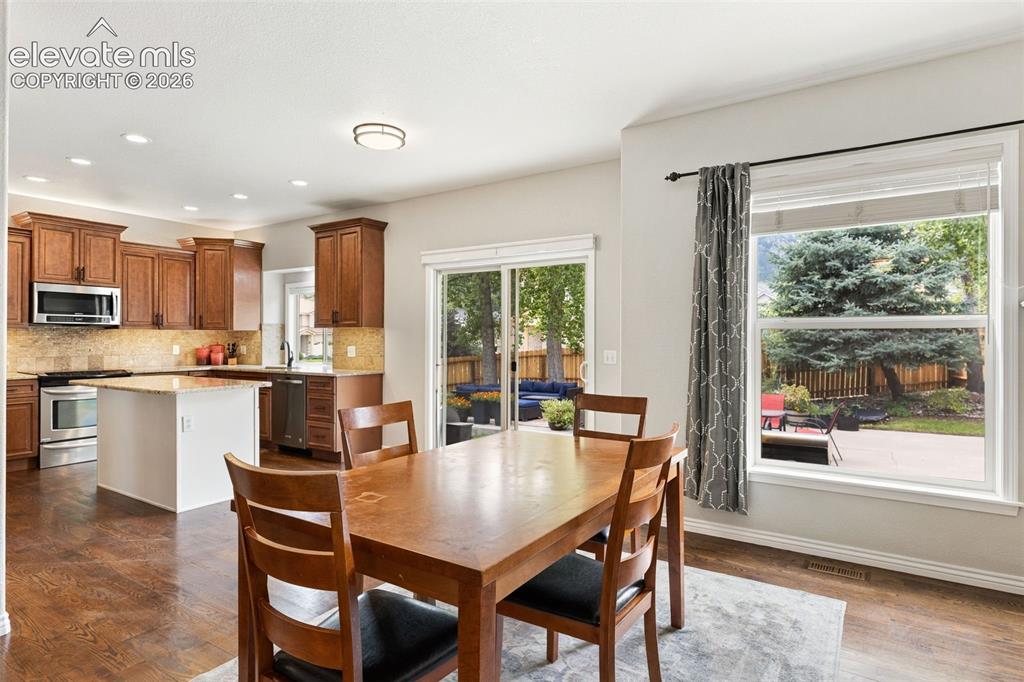 Image 11 of 47: Dining Area