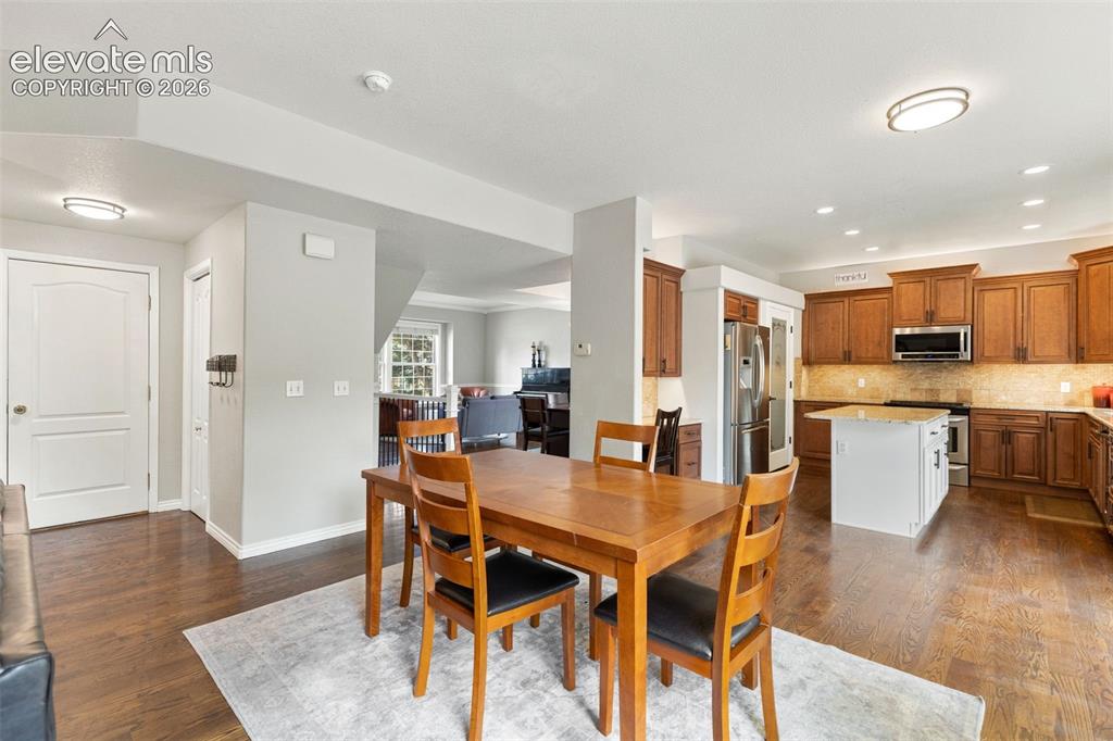 Image 16 of 47: Dining Area