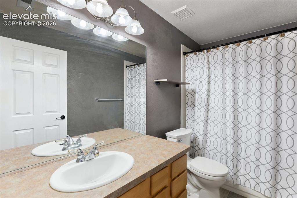 Image 33 of 47: Bathroom