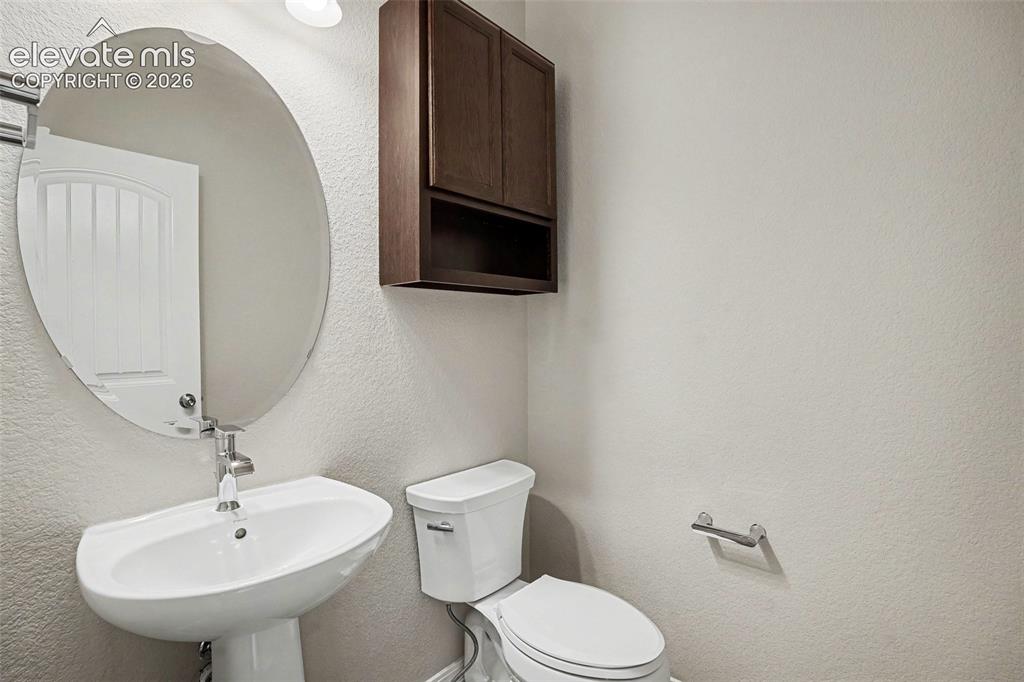 Image 18 of 19: Bathroom