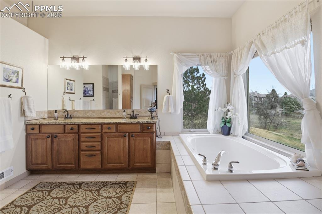 Image 21 of 47: Bathroom