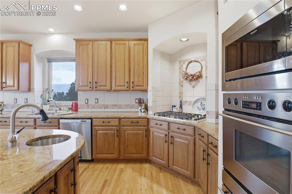 Image 7 of 47: Kitchen