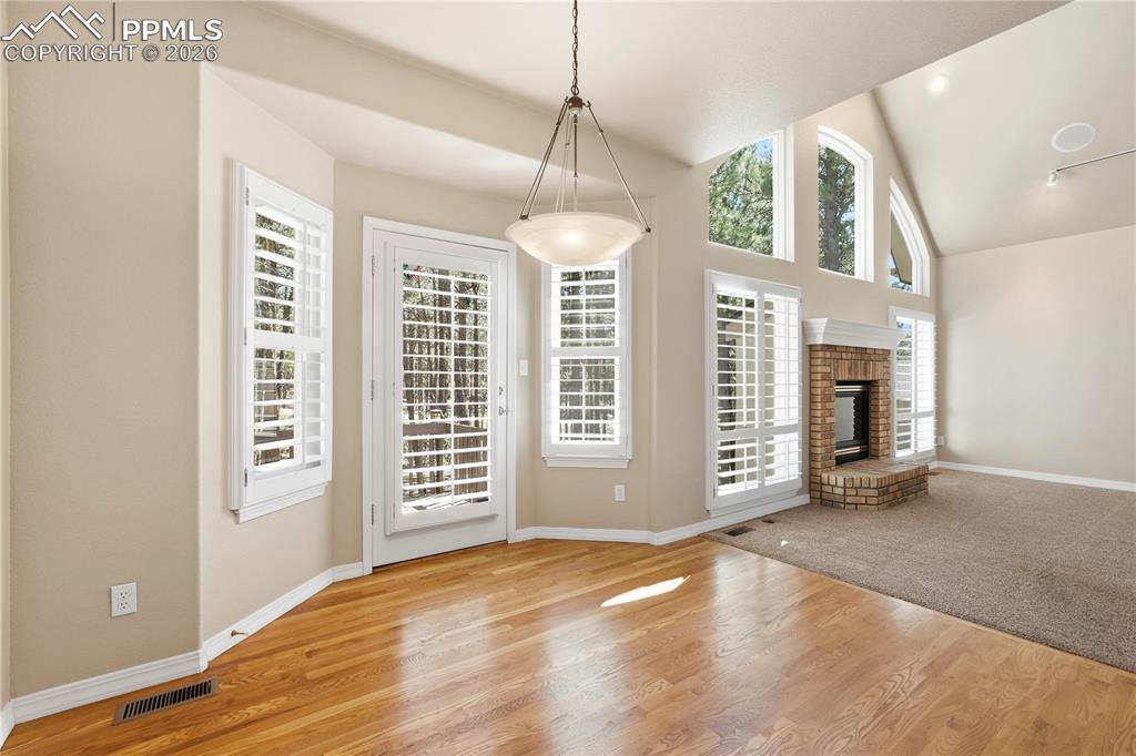 Image 13 of 50: Dining Area