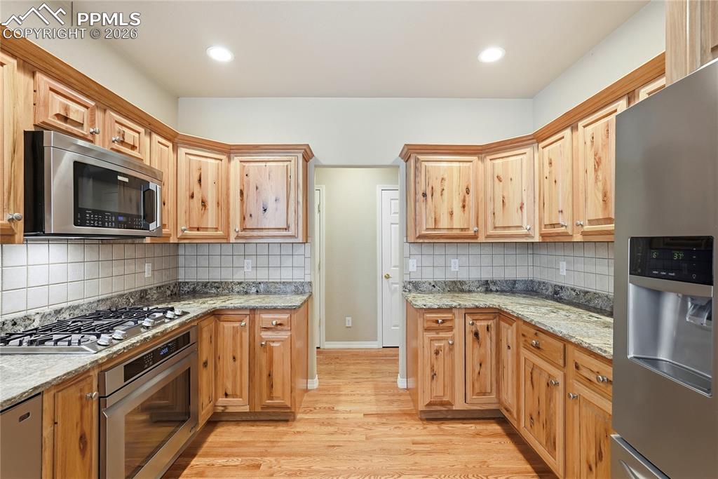 Image 15 of 50: Kitchen