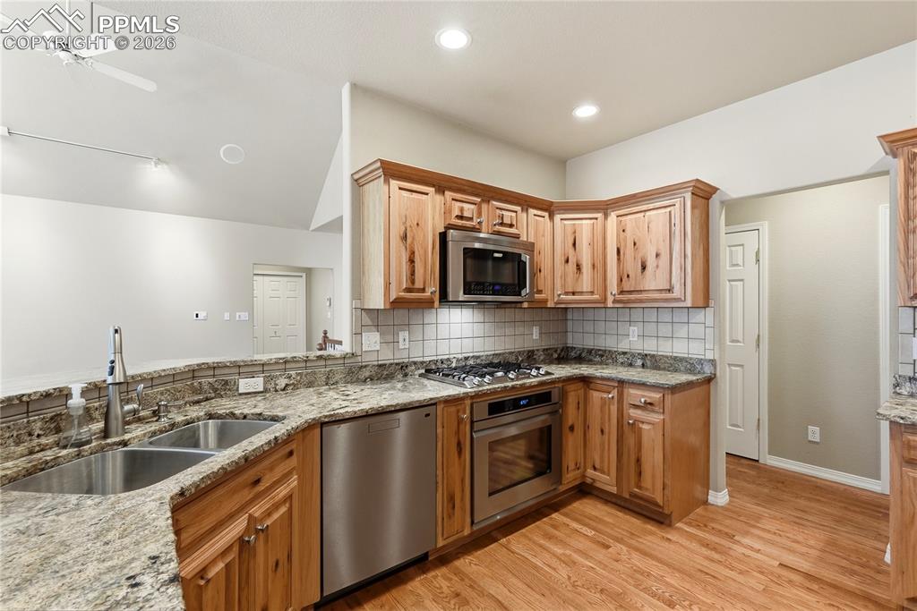 Image 16 of 50: Kitchen