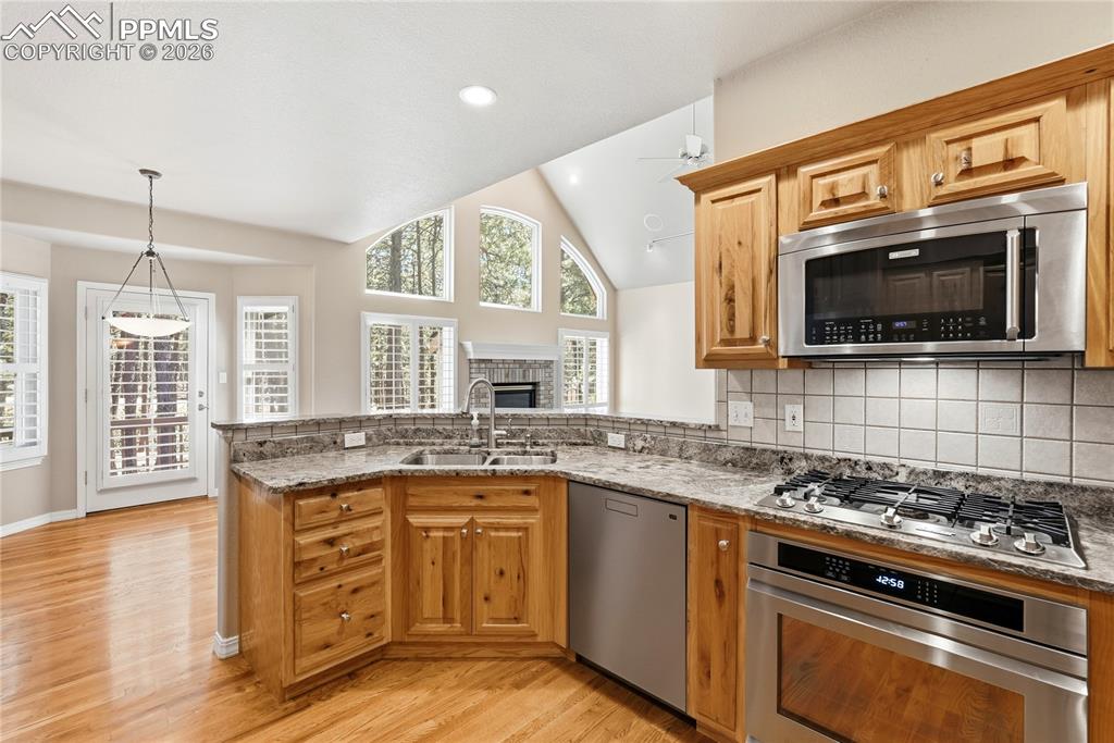 Image 17 of 50: Kitchen