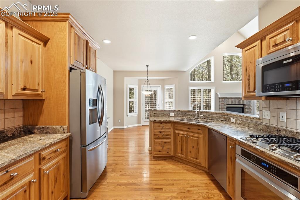 Image 18 of 50: Kitchen