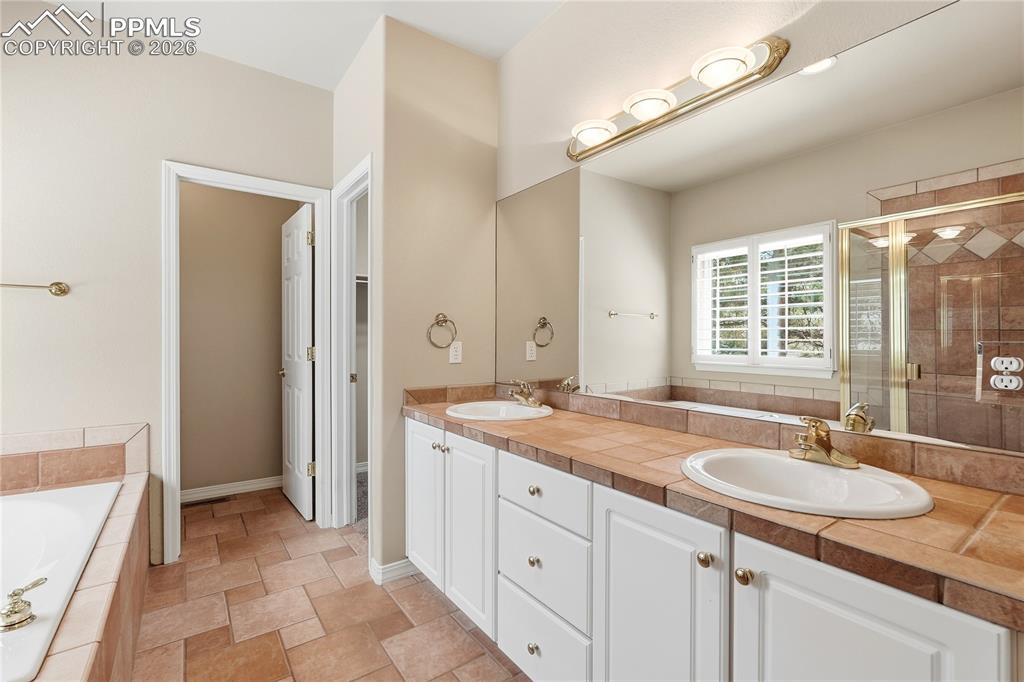 Image 21 of 50: Bathroom