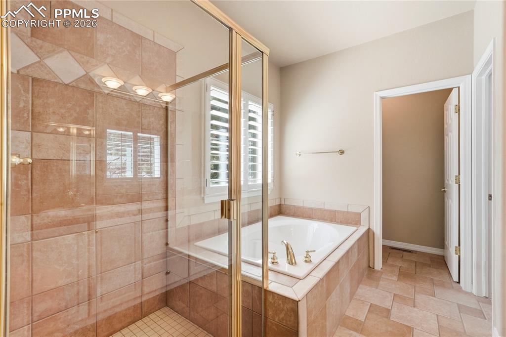 Image 22 of 50: Bathroom