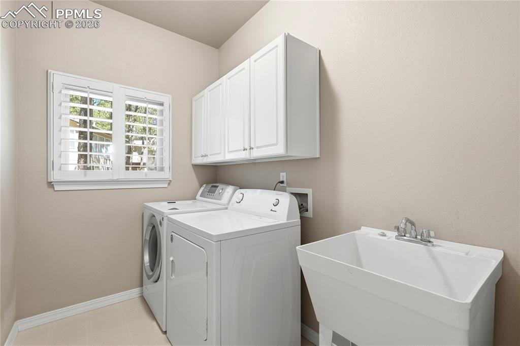 Image 25 of 50: Laundry