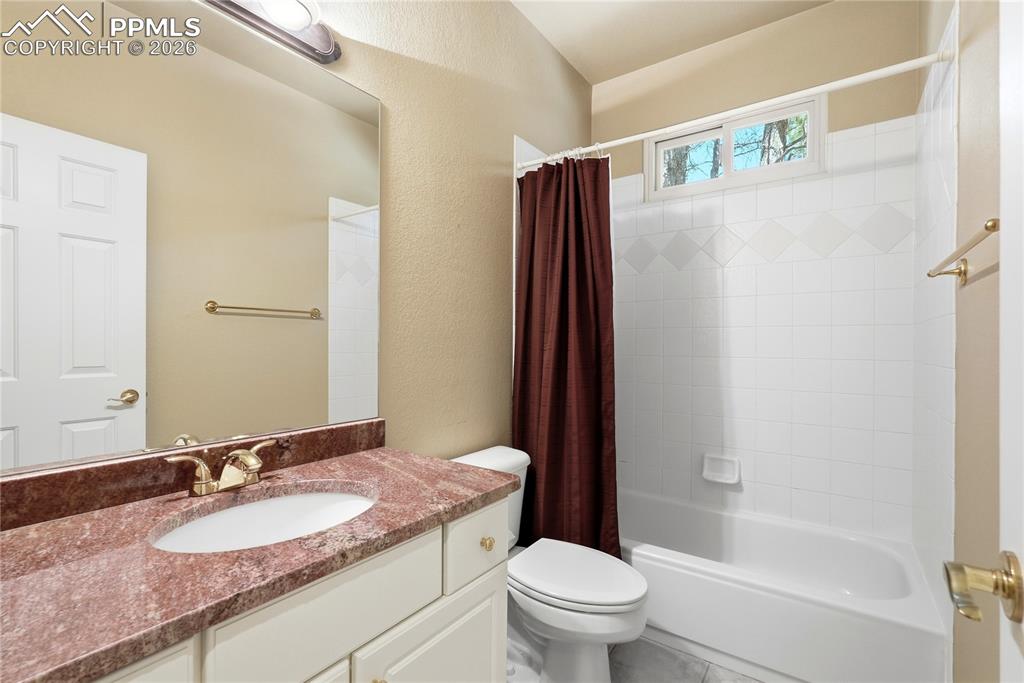 Image 26 of 50: Bathroom